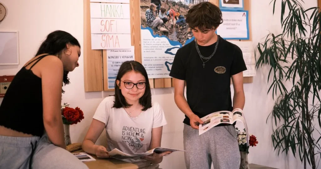 Děti ZŠ Prameny si čtou školní časopis