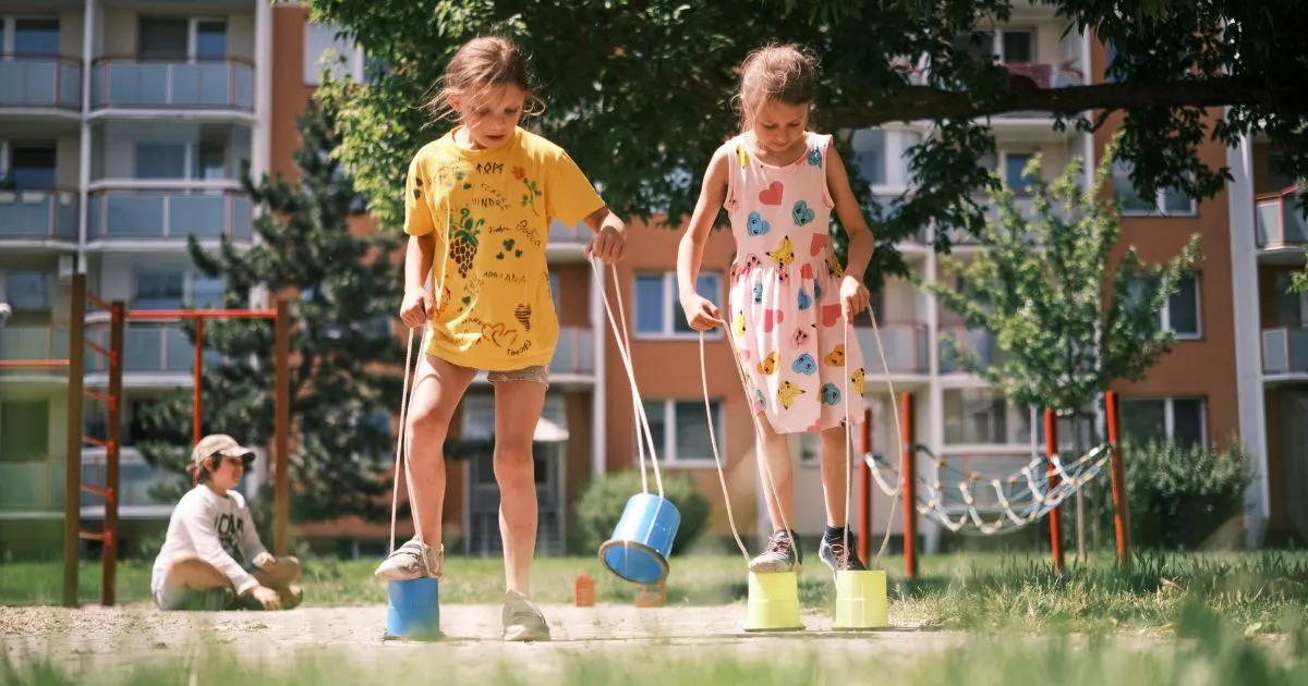 Děti v družině ZŠ Prameny si po vyučování hrají venku na hřišti