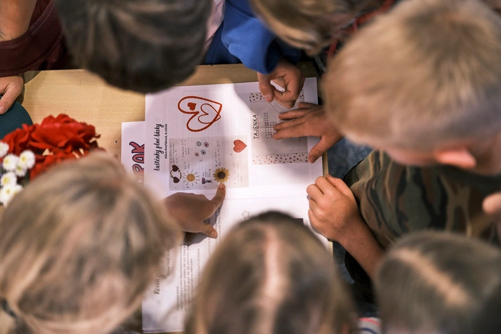 Děti ZŠ Prameny sestavují tajenku do školního časopisu