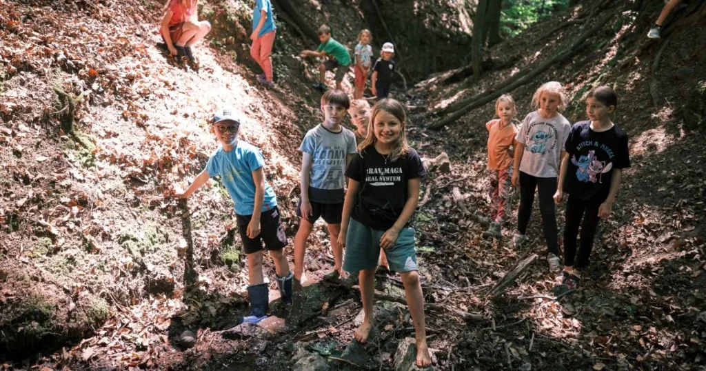 Děti ZŠ Prameny při zkoumání vody v přírodě v rámci projektu Společně s dětmi proti suchu