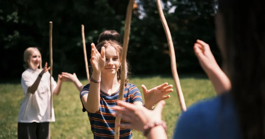 Starší děti ZŠ Prameny při pohybových aktivitách venku