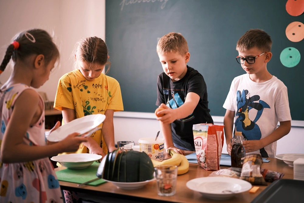 Děti si připravují svačinku  v ZŠ Prameny
