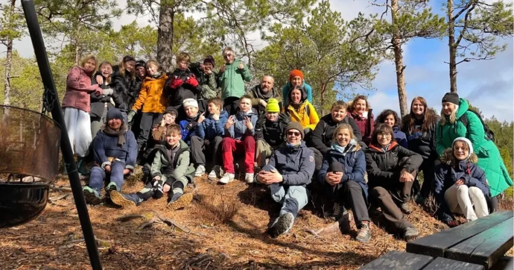 Skupina kantorů ZŠ Prameny s pedagogy a dětmi z norské školy.
