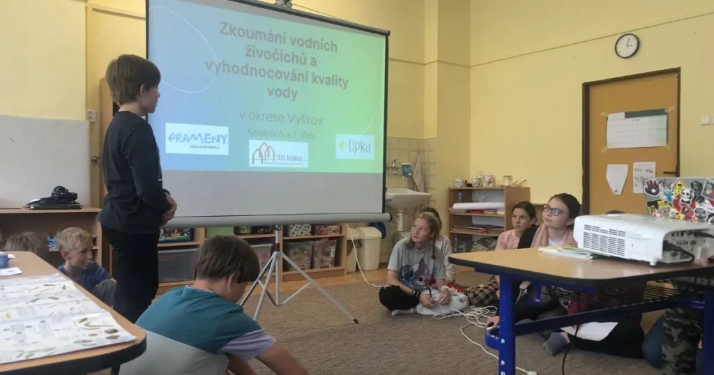 Žáci ZŠ Prameny si promítají informace o projektu Bádání v Pramenech - Tři brány - komunitní nadace pro vědění, umění a civilizaci