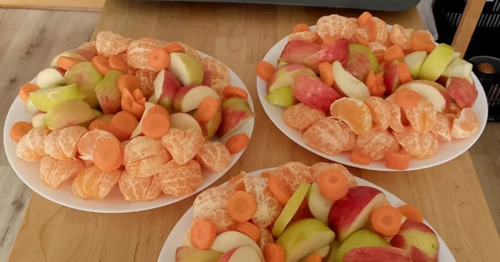 Školní svačinky: talíře plné ovoce